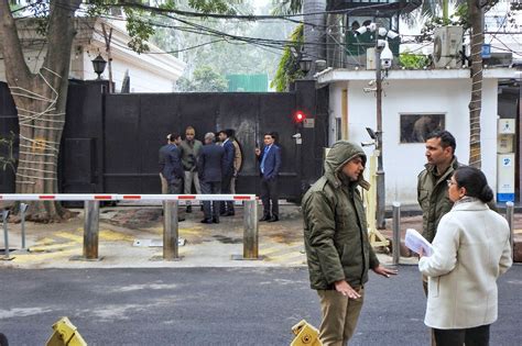 Arvind Kejriwal Delhi Police Team Again At Kejriwals Residence To