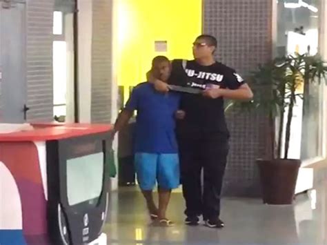 Vídeo Homem armado facão faz passageiro de metrô refém em Salvador