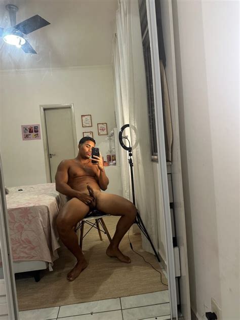 Vários nudes do TikToker Rafael Laporte nu exibindo o corpo sarado e