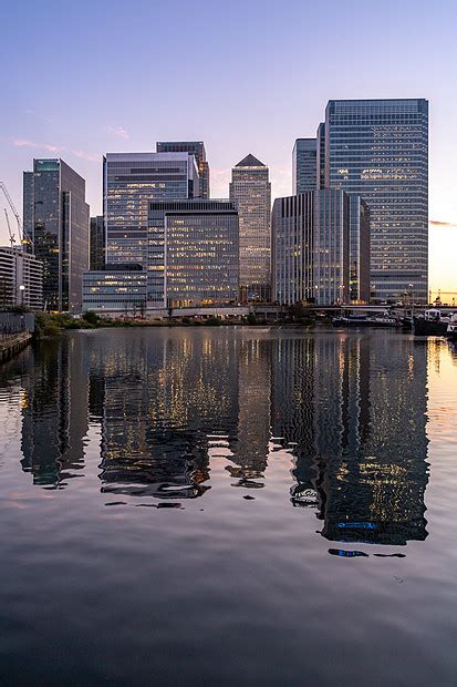 英国伦敦金丝雀码头的天际线建筑日落黄昏高清图片下载 正版图片300889023 摄图网