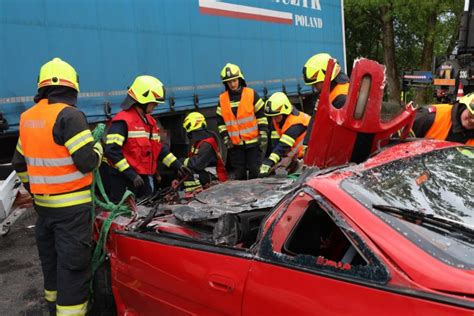 Auto steckte unter LKW Auflieger Crash auf Eferdinger Straße bei