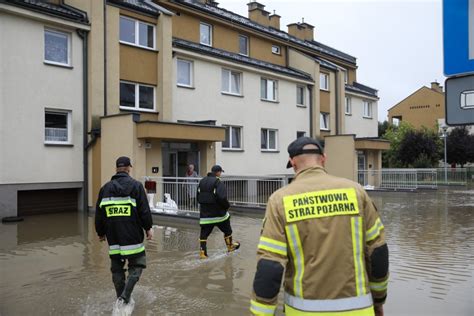 Kraków Przerwany wał przeciwpowodziowy Kilkadziesiąt budynków