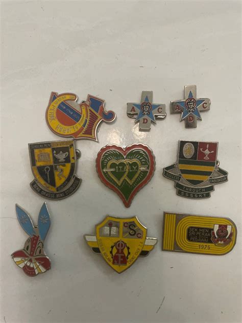 Vintage School Badge Hobbies And Toys Collectibles And Memorabilia