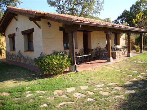 Una Cabaña De Campo Rústica De Dos Pisos Finamente Terminada En Todo