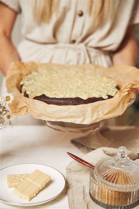 Joven Cocinera Haciendo Un Delicioso Pastel De Chocolate Con Crema