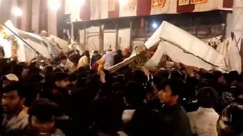 दिल्ली के कालका जी मंदिर में बड़ा हादसा जगराते के दौरान मंच गिरने से 1