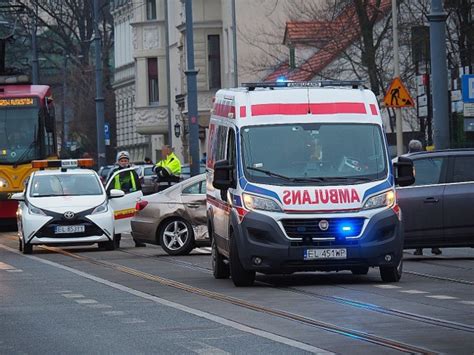 Zderzenie na Piotrkowskiej przy Czerwonej w Łodzi Dwie limuzyny w