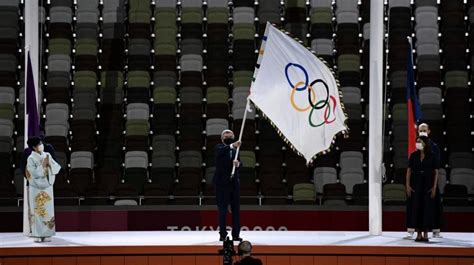 Resmi Berakhir, Tokyo Serahkan Bendera Olimpiade ke Paris