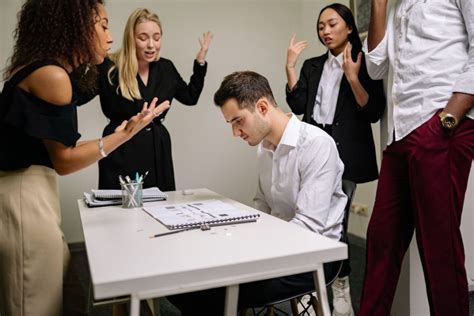 Cara Hadapi Teman Kantor Yang Susah Diajak Bekerja Sama