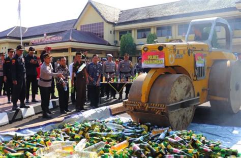 Ribuan Botol Miras Dimusnahkan Di Mapolres Pekalongan Hasil Operasi