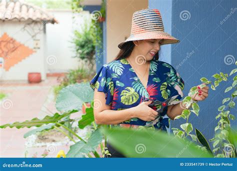 Mulher Latina Cuidando Das Plantas Em Seu Jardim Selva Urbana Imagem