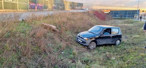 Wypadek na Trasie Górna w Łodzi Samochód spadł ze skarpy ZDJĘCIA