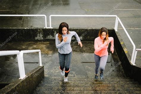 Mulheres Fitness Urbanas Correndo E Subindo Escadas Stock Photo