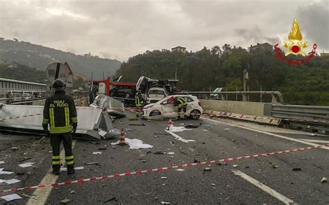 Incidente Sulla Tir Invade Corsia Opposta Morti Tra Lavagna E