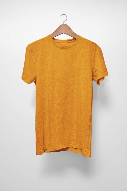 Camiseta Naranja En Una Percha Sobre Un Fondo Blanco Foto Premium