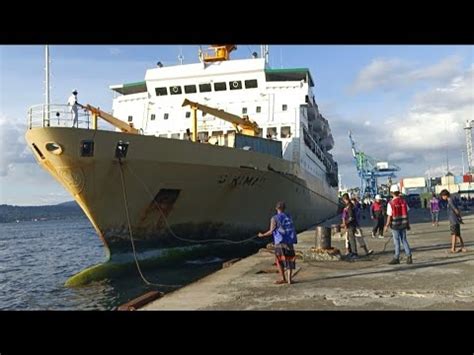 Proses Sandar Km Sirimau Di Pelabuhan Ambon Yos Sudarso Ambon