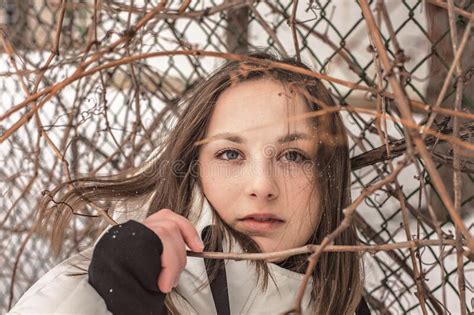 Aislamiento En Un Retrato Emocional Epid Mico De Una Joven En Un Parque