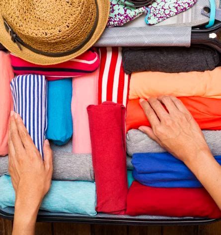 Aprenda 3 dobras de roupas para economizar espaço na mala de viagem