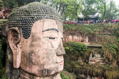 Pessoas no ponto de vista perto do gigante leshan buddha patrimônio da