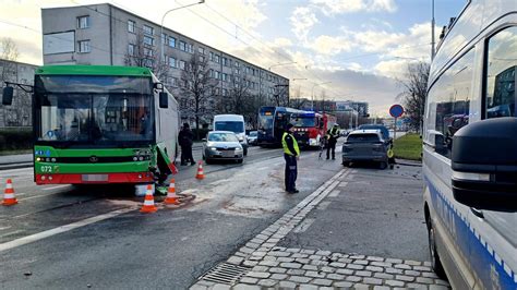 Wypadek Dw Ch Samochod W Osobowych I Autobusu Na Ul Grabiszy Skiej