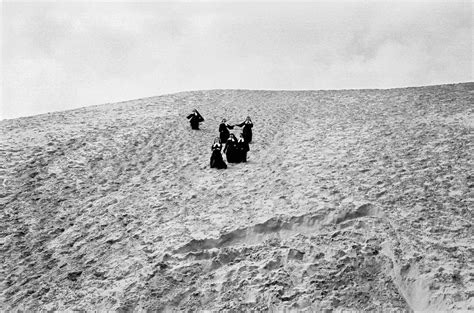Аркашон, Франция, монахини на дюнах, 1961 год. Фотограф Франк Хорват ...