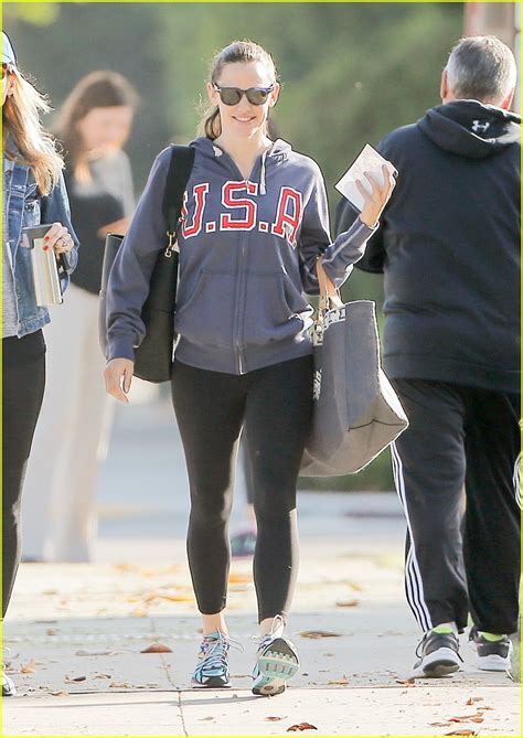 Jennifer Garner Shows Off Patriotic Pride In Usa Hoodie Photo