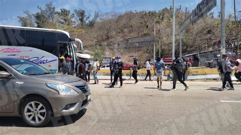 Se Manifiestan Estudiantes De Ayotzinapa En La Autopista Al Sur De