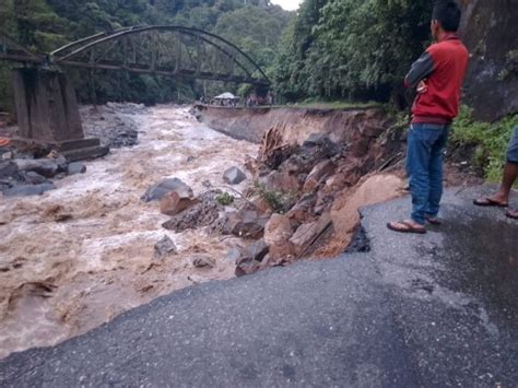 Banjir Bandang Di Lembah Anai Jalur Padang Bukittinggi Putus Total