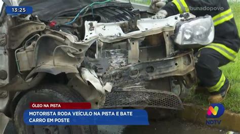 Óleo na pista motorista roda veículo na pista e bate carro em poste em