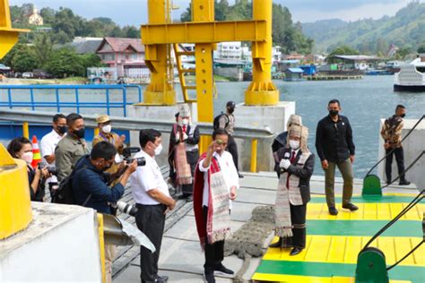 Saat Resmikan Tujuh Pelabuhan Jokowi Lemparkan Jeruk Purut Ke Danau Toba