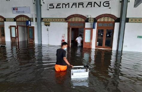 Stasiun Tawang Semarang Terendam Banjir Kereta Api Terpaksa Dialihkan