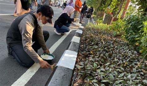 Kerja Bakti Massal Pemkot Surabaya Bersihkan Taman Dan Cat Trotoar