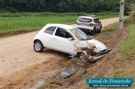 Condutora perde controle de veículo e colide em barranco no Wunderwald