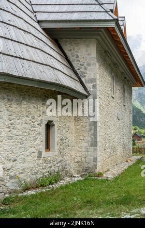 Una Iglesia Cat Lica En El Pueblo De Theth En Prokletije En Las