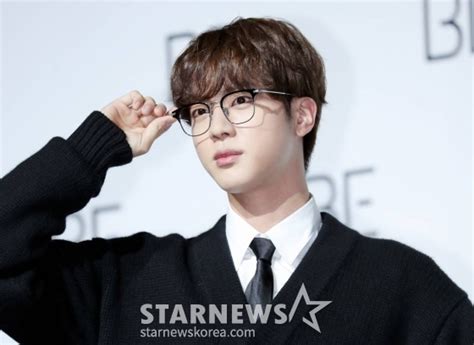 방탄소년단 진 스타랭킹 男 아이돌 2위…군백기에도 굳건한 인기 네이트 뉴스