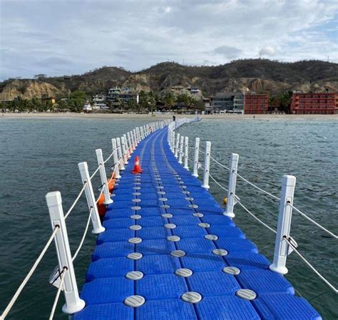 Perú Así El Es Muelle Flotante Que Te Permite Atravesar Las Olas Del Mar