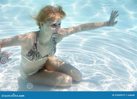 Muchacha Que Nada Bajo El Agua En La Piscina Foto De Archivo Imagen