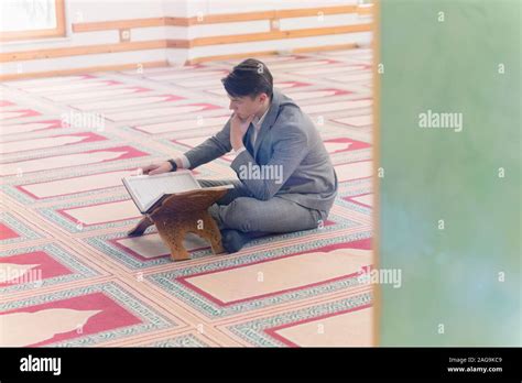 El hombre religioso musulmán rezando en la mezquita y la lectura del