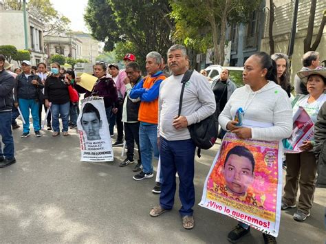 La Jornada Familiares de los 43 se levantan de mesa de negociación con SG