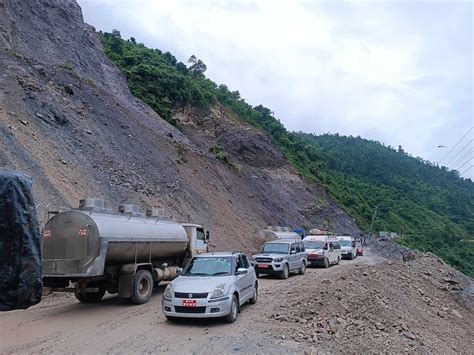 मुग्लिन नजिक पहिरो जाँदा पृथ्वी राजमार्ग अवरुद्ध हिमालखबर