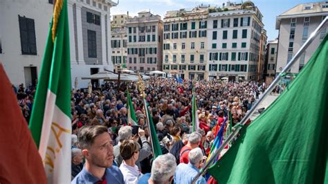 Genova Celebra Il 25 Aprile Grande Partecipazione Al Corteo Bisca