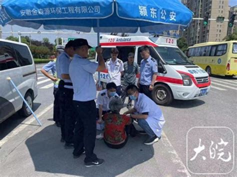 阜阳一名七旬老人晕倒路中央民警伸出援手