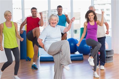 La Gente Que Hace Ejercicio De Fitness De Potencia En El Gimnasio