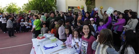 SAN SADURNIÑO Unas 300 personas se reúnen en el patio del CPI en una