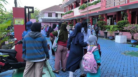 Suasana Haru Warnai Proses Antar Anak Sekolah Hari Pertama Okezone