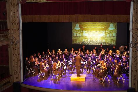 El concierto fin de año de la Julián Santos pone en pie el Teatro Vico