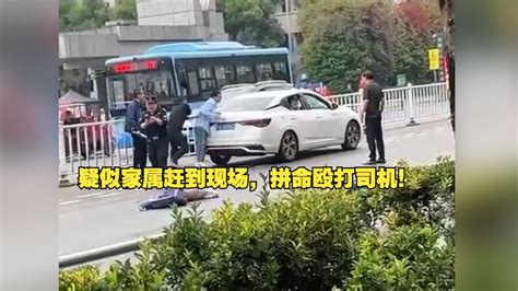 一群学生过马路被闯红灯的轿车撞飞2人致1死1伤 ，疑似家属赶到现场，拼命殴打司机！ 极客十一月 极客十一月 哔哩哔哩视频