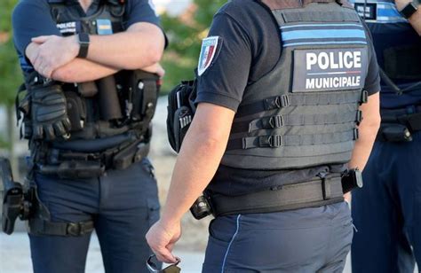 À Paris une femme maîtrisée par la police dans le RER C après avoir