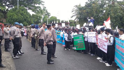 Ratusan Guru Honorer Geruduk Kantor Bupati Lampung Selatan Tuntut