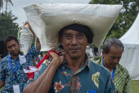 Efek Bansos Dan Politik Gentong Babi Tempo Co